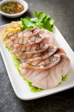 Baharatlı deniz ürünleri soslu buğulanmış balık.