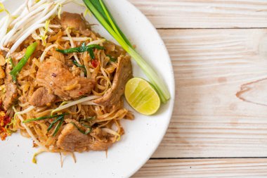 Asya usulü kızarmış pilav ve domuz eti.