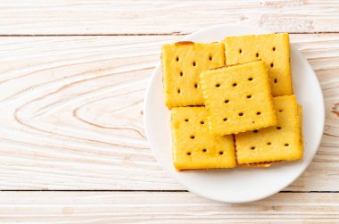 Tahta arka planda ananas reçelli peynirli bisküviler.