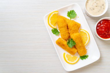 Kızarmış balık çubuğu ya da soslu patates kızartması.