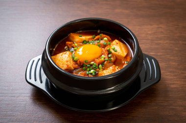 Yumuşak Tofulu Kimchi Çorbası veya Kore Kimchi Güveci - Kore Yemekleri Geleneksel Tarzı