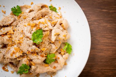 Sarımsaklı ve biberli kızarmış tavuk.