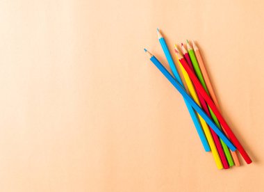 Kağıt arkaplanda kopyalama alanı olan renkli kalem