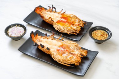 Izgara Taze Dev Nehir Karidesi Baharatlı Deniz Ürünleri Soslu