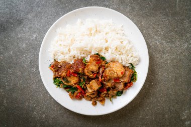 Kızarmış domuz eti ve pirinçli fesleğen Asya yerel sokak yemeği tarzı.