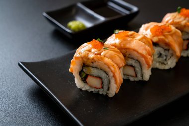 Sos soslu ızgara somon balığı. Japon usulü.