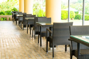 boş teras masası ve sandalye