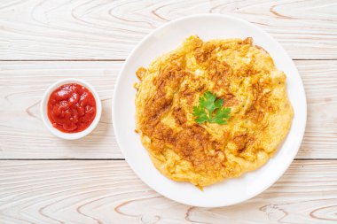 Omlet ya da ketçaplı omlet.