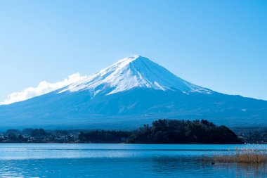Kawaguchiko Gölü ve Japonya 'da mavi gökyüzü olan güzel Fuji Dağı