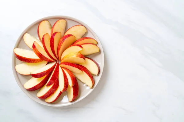 Tranche Pomme Rouge Fraîche Sur Assiette — Photo