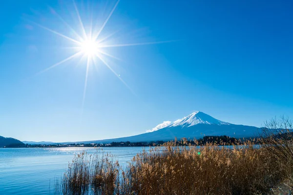 Piękna Góra Fuji Jeziorem Kawaguchiko Błękitnym Niebem Japonii — Zdjęcie stockowe