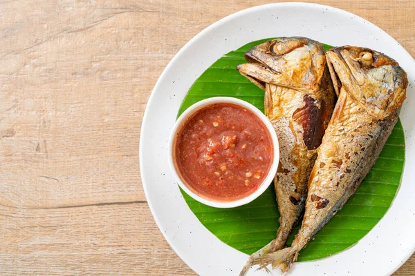 Ikan Makarel Goreng Dengan Saus Pasta Udang Pedas Gaya Makanan — Stok Foto