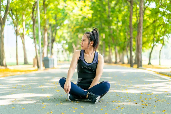 Femme Asiatique Assis Détendre Après Exercice Parc — Photo