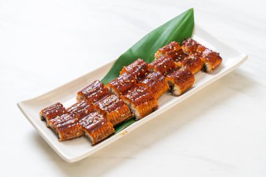 Dilimlenmiş yılan balığı ya da soslu ızgara unagi (Kabayaki) - Japon yemeği tarzı.