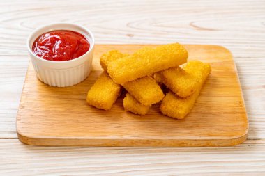 Kızarmış balık kroket ve ketçap.