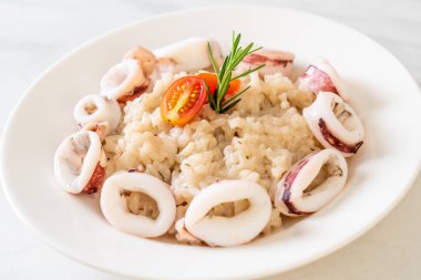 Ev yapımı mürekkep balığı veya ahtapot pilavı.