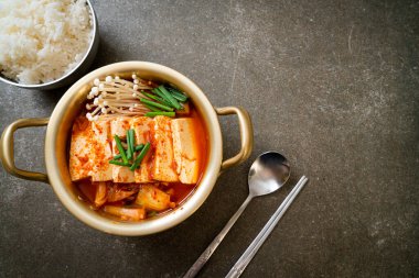 Yumuşak Tofulu Kimchi Çorbası veya Kore Kimchi Güveci - Kore Yemekleri Geleneksel Tarzı