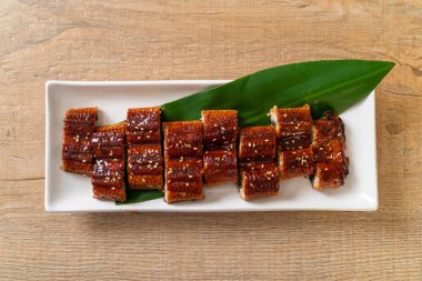 Dilimlenmiş yılan balığı ya da soslu ızgara unagi (Kabayaki) - Japon yemeği tarzı.