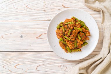 Kızarmış domuz ve fasulyeli kırmızı köri ezmesi. Asya usulü.