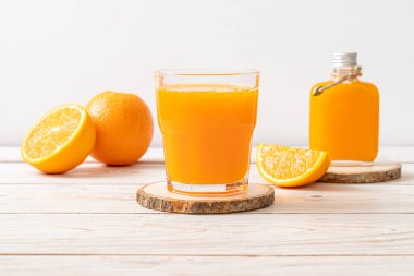 Ahşap arka planda taze portakal suyu bardağı