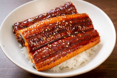 Japon yılan balığı pilav kasesi ya da Unagi don ile kızartılır.