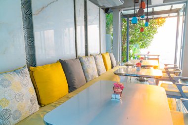 Kafe restoranında boş sandalye ve masa.