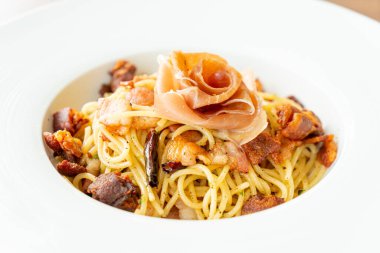 Acılı spagetti, zeytinyağı ve jambonlu İtalyan yemeği.