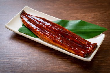 Izgara yılan balığı ya da soslu ızgara unagi (Kabayaki) - Japon yemeği..