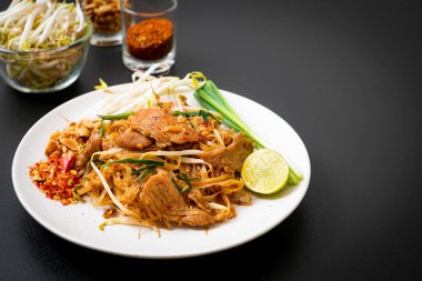 Asya usulü kızarmış pilav ve domuz eti.