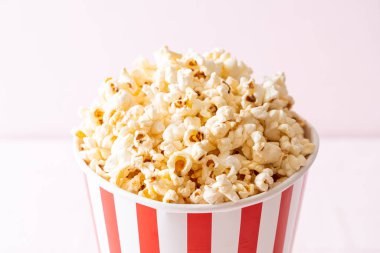 Tahta arka planda kovada patlamış mısır.