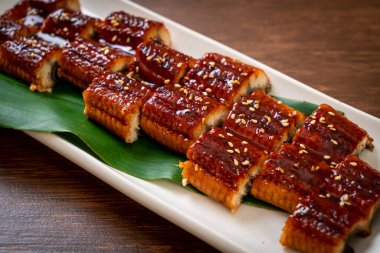 Dilimlenmiş yılan balığı ya da soslu ızgara unagi (Kabayaki) - Japon yemeği tarzı.