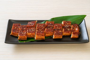 Dilimlenmiş yılan balığı ya da soslu ızgara unagi (Kabayaki) - Japon yemeği tarzı.