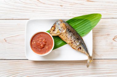 Baharatlı karides soslu kızarmış uskumru balığı, Tayland usulü.