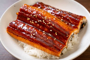 Japon yılan balığı pilav kasesi ya da Unagi don ile kızartılır.