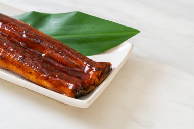 Izgara yılan balığı ya da soslu ızgara unagi (Kabayaki) - Japon yemeği..