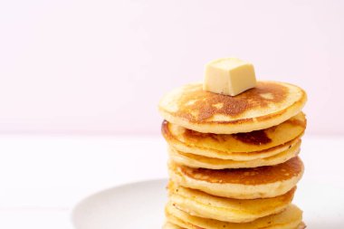 tereyağı ve bal ile krep yığını