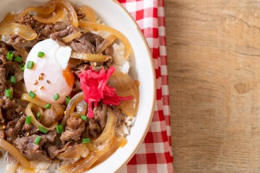 Biftek dilimlenmiş pirinçli yumurta (GYUU-DON) - Japon yemek tarzı