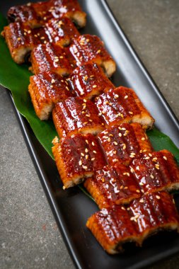 Dilimlenmiş yılan balığı ya da soslu ızgara unagi (Kabayaki) - Japon yemeği tarzı.