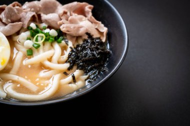 udon erişteli domuz çorbası Japon usulü.