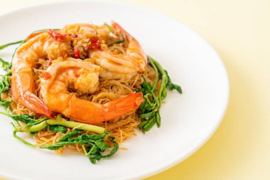 Kızarmış pirinç vermicelli ve karidesli su mimozası.