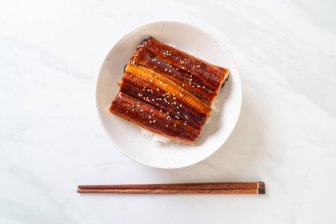 Japon yılan balığı pilav kasesi ya da Unagi don ile kızartılır.