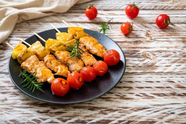 Tabakta ızgara tavuk ızgara şiş.