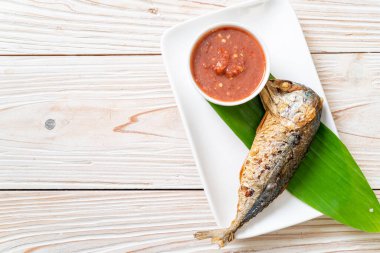 Baharatlı karides soslu kızarmış uskumru balığı, Tayland usulü.