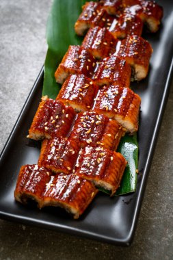 Dilimlenmiş yılan balığı ya da soslu ızgara unagi (Kabayaki) - Japon yemeği tarzı.