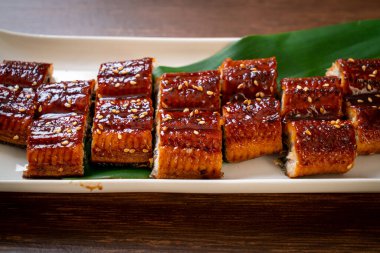 Dilimlenmiş yılan balığı ya da soslu ızgara unagi (Kabayaki) - Japon yemeği tarzı.