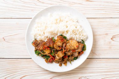 Kızarmış domuz eti ve pirinçli fesleğen Asya yerel sokak yemeği tarzı.