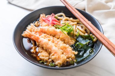 Japon usulü karidesli ramen eriştesi.