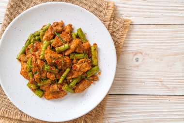 Kızarmış domuz ve fasulyeli kırmızı köri ezmesi. Asya usulü.