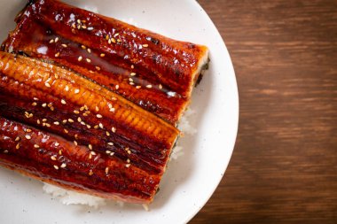 Japon yılan balığı pilav kasesi ya da Unagi don ile kızartılır.