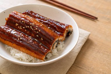 Japon yılan balığı pilav kasesi ya da Unagi don ile kızartılır.